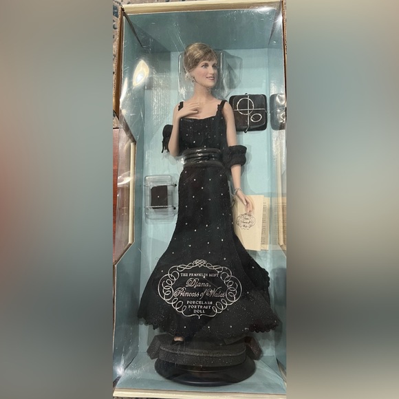 Franklin Mint Diana, Princess of Sophistication Porcelain Portrait Doll. - Picture 1 of 2